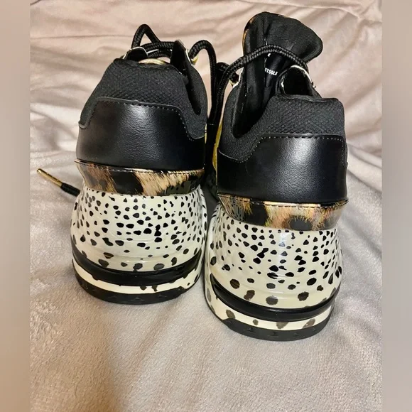 Steven Madden Cliffhanger shoes. Gold metallic leopard print. Used once - Picture 8 of 11